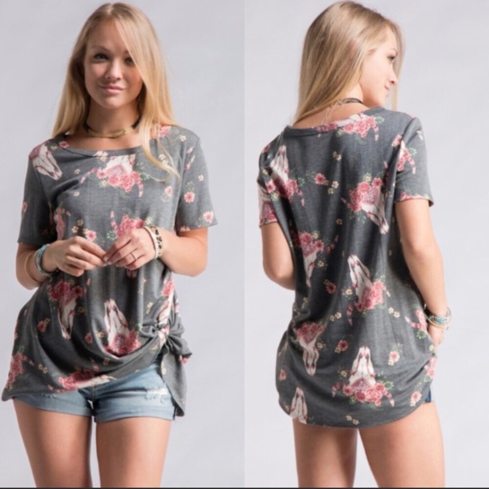 price drop ⬇️Cow skull print T-shirt in RED NWOT